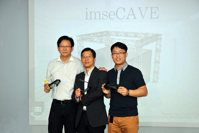 (左起)香港大學工程學院工業及製造系統工程系資訊科技經理陳建業、副教授劉應機博士，以及研究助理譚偉林，介紹虛擬系統imseCAVE。